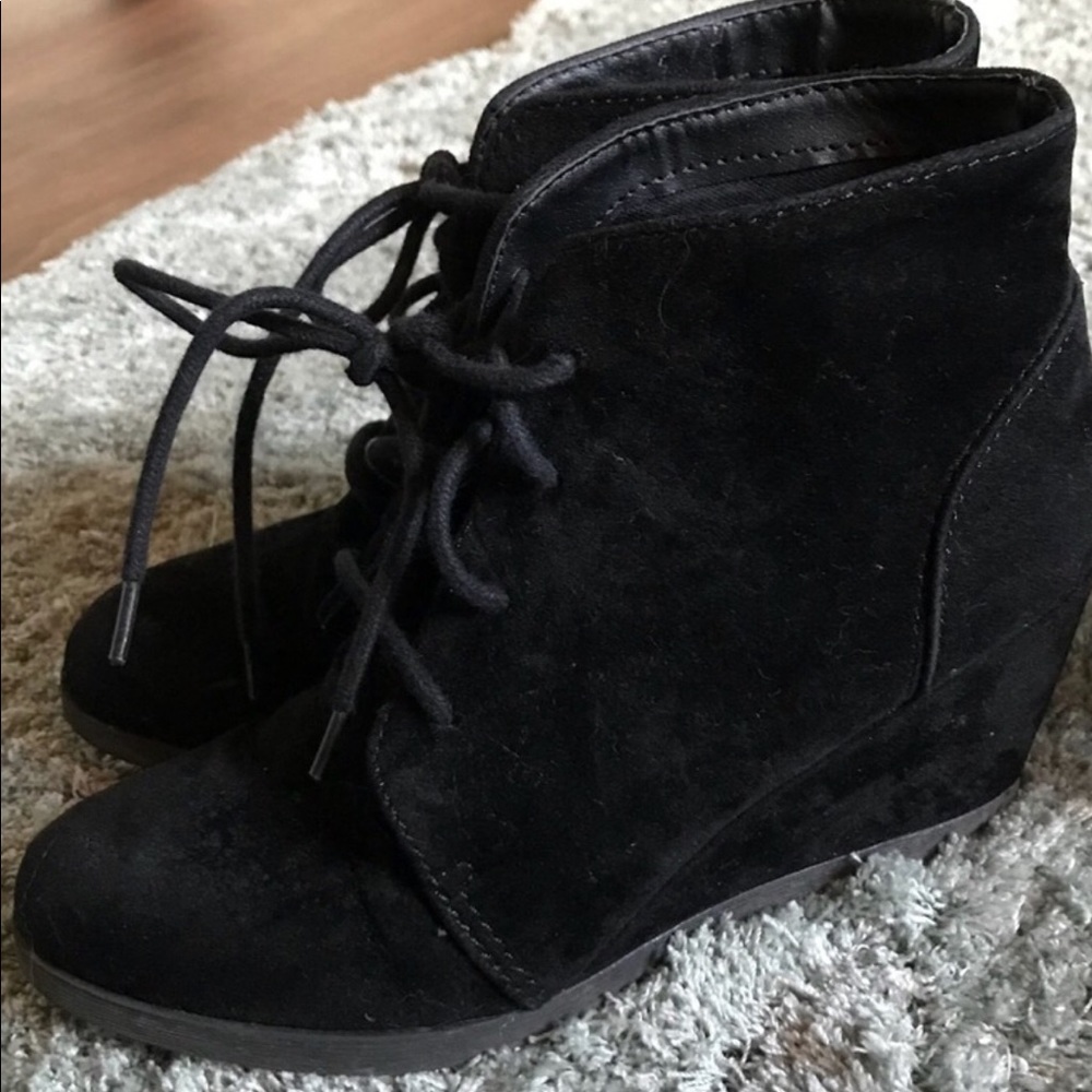 Madden girl domain suede wedges size 6
